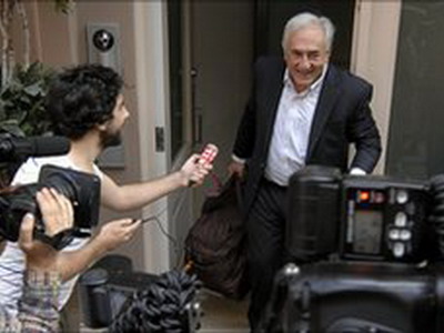 Thoát án bê bối tình dục, ông Strauss-Kahn về Pháp