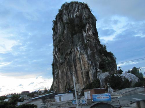 Đà Nẵng: Sạt lở núi, vợ chồng suýt chết