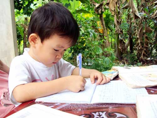 Bé 30 tháng tuổi biết đọc, biết viết
