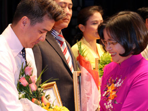 Thành ủy TPHCM khen thưởng Đàm Vĩnh Hưng, Hồ Quỳnh Hương...