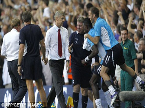 HLV Wenger bị chê "thiếu giáo dục"