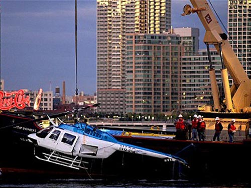 Trực thăng lộn ngược xuống sông New York