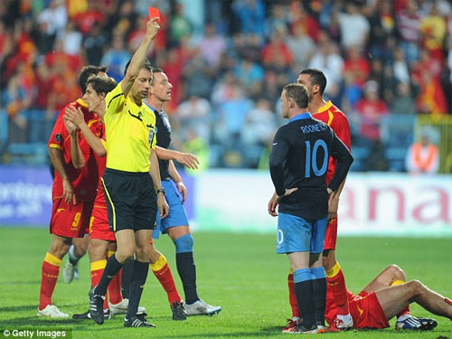 Rooney trả giá đắt cho tấm thẻ đỏ