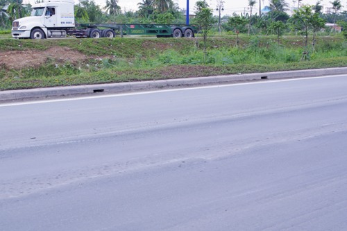 Sắp thông xe, đại lộ Đông Tây vẫn lún