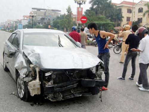 5 người nhập viện vì xe "điên"