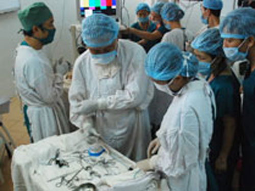 Bị tâm thần, tự cắt "của quý"