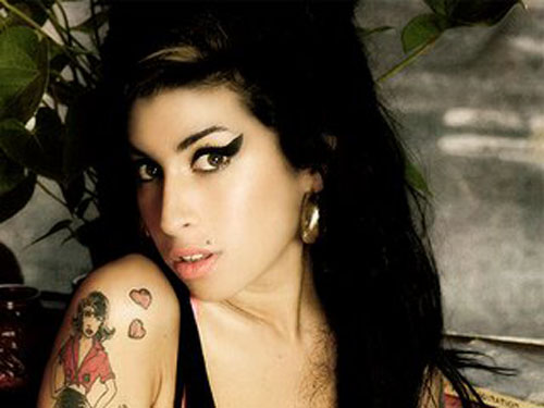 Rượu giết nữ ca sĩ trẻ Amy Winehouse