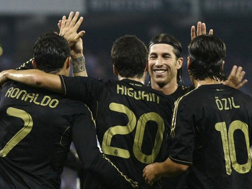 Barca đại thắng, Real nhọc nhằn vươn lên đầu bảng