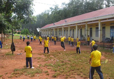 Học sinh đánh nhau, phụ huynh vào trường truy sát