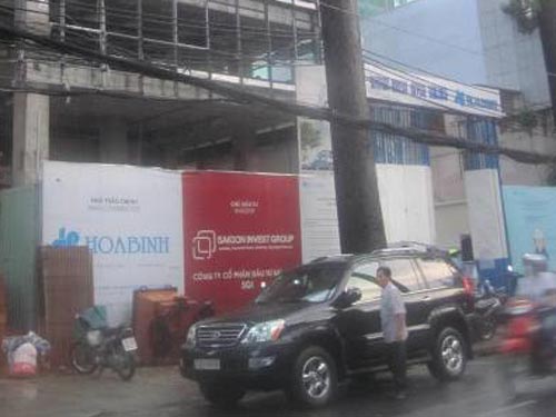 TPHCM: Thi công ẩu, quận 1 mất điện hàng giờ trong mưa