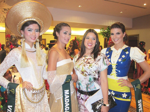 Phan Thị Mơ khoe dáng tại Hoa hậu Trái đất 2011