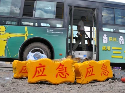 Gạch "khẩn cấp" trên xe buýt Trung Quốc