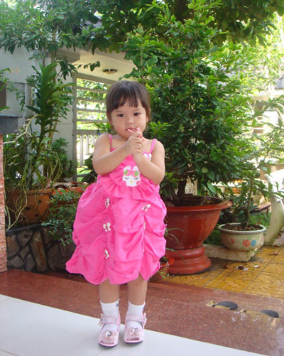 Bé thích tạo dáng