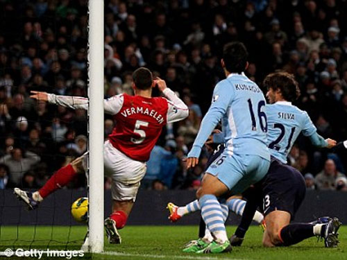 Man City 1-0 Arsenal: Giáo sư Wenger tung cờ trắng