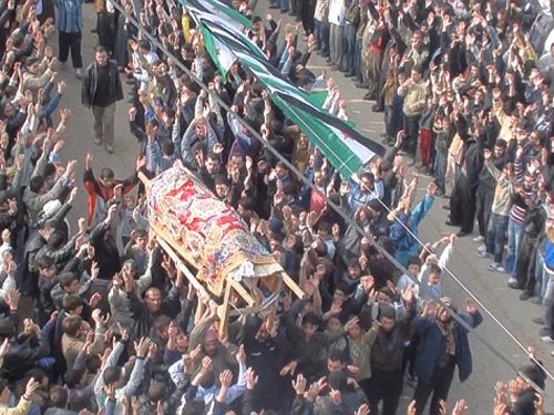 Syria: Xịt hơi cay giải tán 70.000 người biểu tình