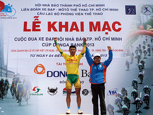 Xem đua xe đạp vòng quanh đại lộ Võ Văn Kiệt