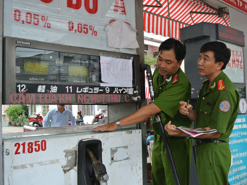 TPHCM: Phát hiện thêm nhiều cây xăng gian lận