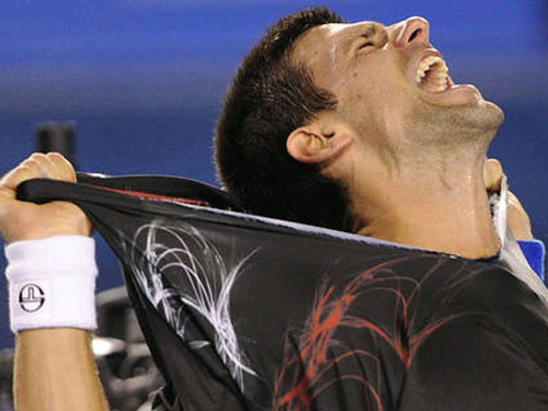 Điêu đứng vì chiếc áo của thần tượng Djokovic
