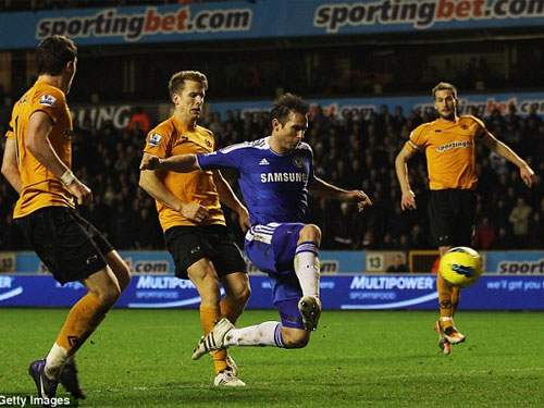 Arsenal thua đau, Chelsea thắng phút chót