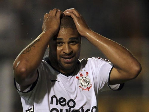 Adriano bị "trảm" vì ham vui