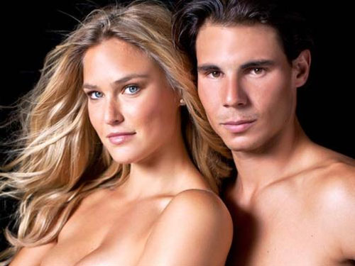 Nadal khỏa thân bên siêu mẫu ngực trần