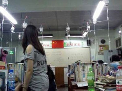 Sĩ tử vừa luyện thi vừa ... truyền dịch trong lớp!