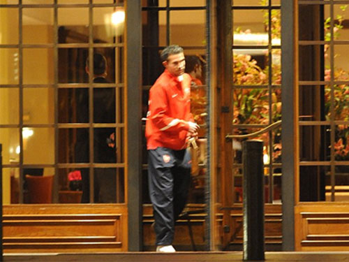 Van Persie ghé chỗ Barca, Arsenal lo sốt vó