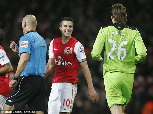 “Chế giễu” đồng hương, Van Persie suýt no đòn