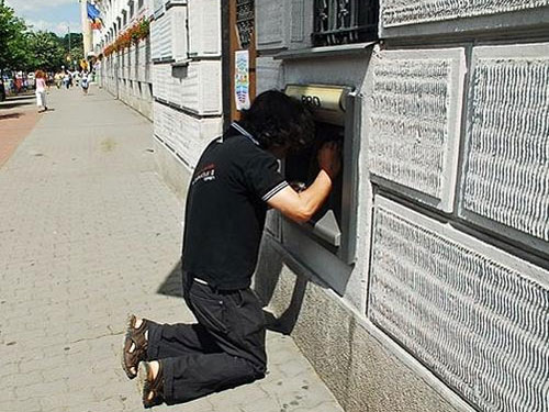 Cây ATM "quái dị" ở Romania