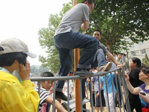 Trung Quốc: Hàng ngàn phụ huynh "vây kín" trường điểm!