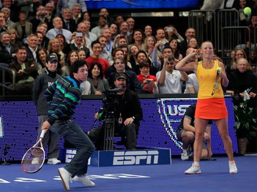 Bạn trai Wozniacki "tung hứng" cùng Sharapova