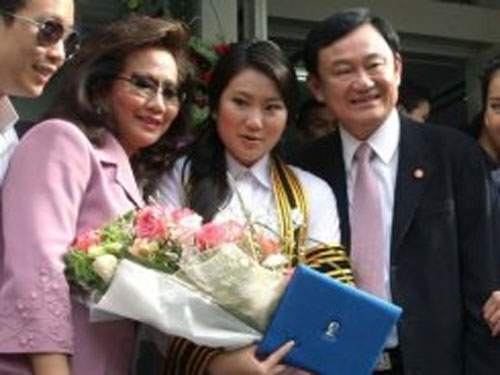 Con gái ông Thaksin bị đe dọa trên máy bay