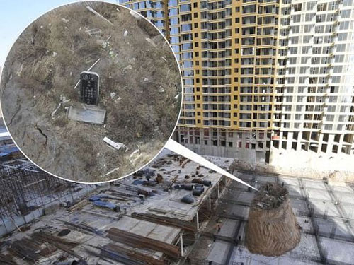 Ngôi mộ "cô đơn" giữa khu đất nhà cao tầng