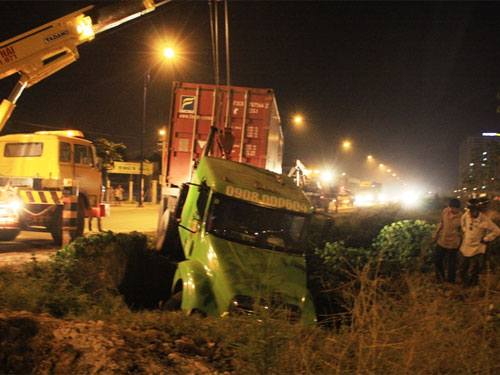 Tránh xe máy băng ngang đường, xe container lao xuống hố