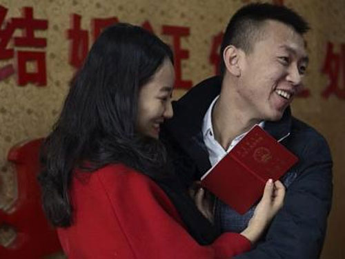 Ngân hàng tự động chuyển tiền chồng vào tài khoản vợ