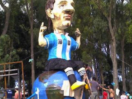 Người Argentina đốt hình nộm Messi cầu may