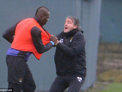 HLV Mancini túm áo Balotelli lôi ra khỏi sân