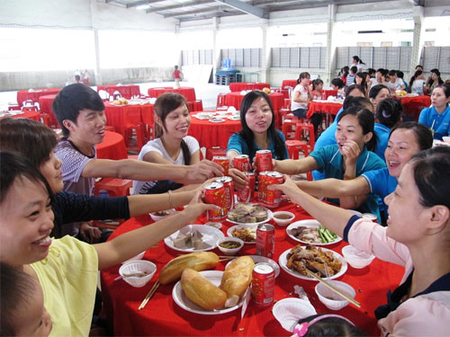 Đêm giao thừa sớm cho CN: Ấm lòng người ở lại