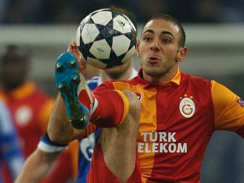 CĐV Galatasaray bị bắt quả tang đào hầm vào sân
