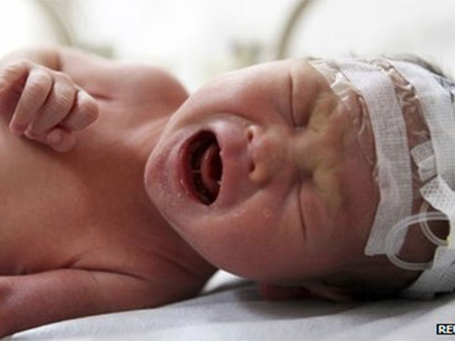 Vụ giải cứu em bé trong ống xả thải: Vô tình đẻ rớt