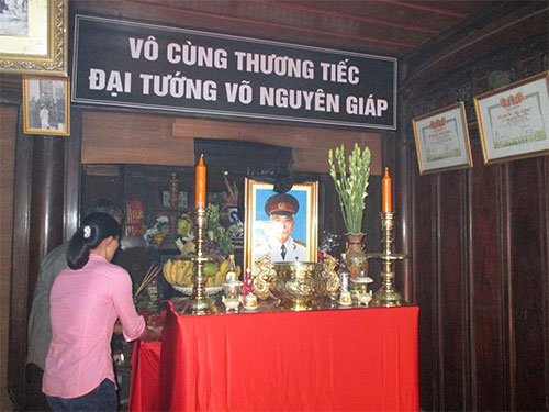 Đại tướng thích ăn cơm nhà hơn cơm huyện mời