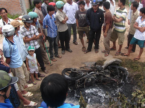 Nghi CSGT rượt đuổi gây tai nạn, dân bao vây đốt xe