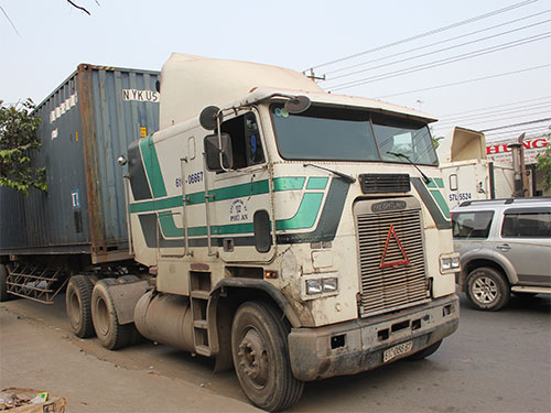 Cô gái tử nạn dưới bánh xe container