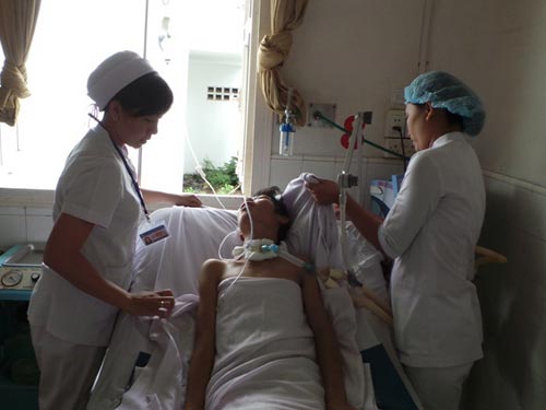 Sau khi thăm chị, em trai sống đời thực vật