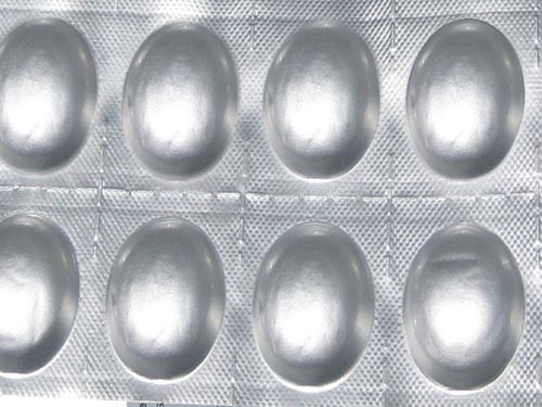 Ăn thuốc như kẹo, bé gái nguy kịch