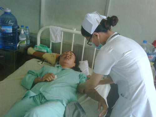 Cố gắng giữ lại mắt cho nạn nhân bị tạt axít
