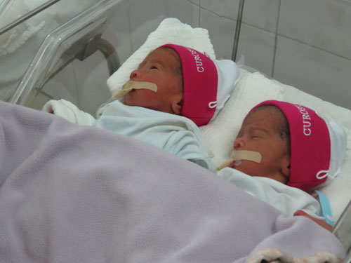Hai bé trai trong ca sinh 5 đã được về với mẹ