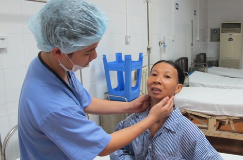 Người phụ nữ hơn 30 năm không há được miệng