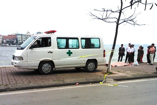 Xác nhân viên ngân hàng nổi trên hồ Tây