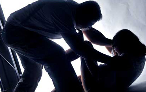 Đưa 10.000 đồng cho người khuyết tật rồi hiếp